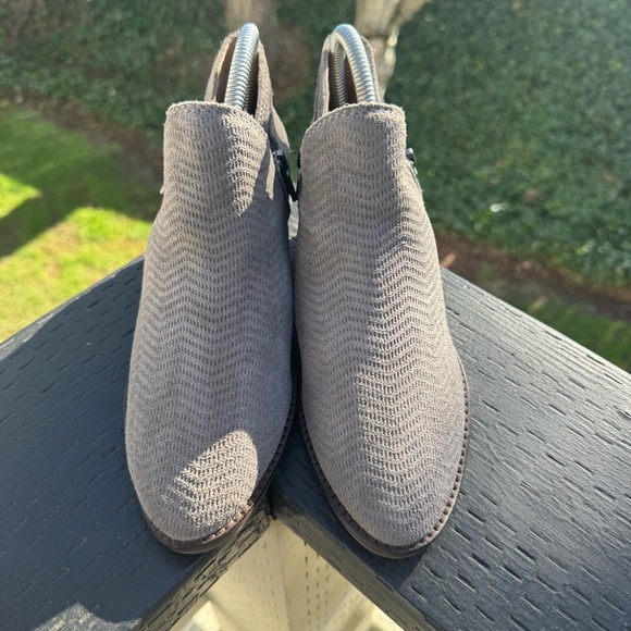 Lucky Brand Women’s Fhuna Side Zip Ankle Suede Bootie in Gray Size 7 *Stain* - Picture 3 of 10